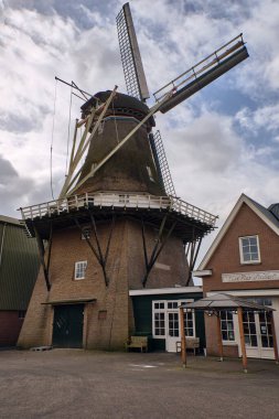 Vragender Hollanda 'daki tarihi yel değirmeni Vier Winden, Gunnewick beslenme fabrikasının bir parçası olarak hala faaliyet gösteriyor. Bu geleneksel Hollanda yel değirmeninde kırsal bir sanayi bölgesinde kırsal mimari ve kültür mirası sergileniyor..