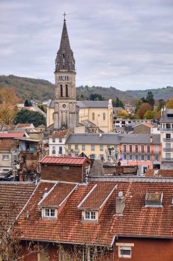 Bu stok fotoğraf, Lourdes France 'ın önemli kulesiyle Kutsal Yürek Kilisesi' nin yer aldığı şehir manzarasını çekiyor. Görüntü, şehrin çatılarını ve mimarisini gösteriyor. Seyahat turizmi için uygun bir şehir manzarası sağlıyor.