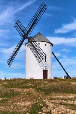 Castilla-La Mancha İspanya 'daki Campo de Criptana' nın geleneksel Beyaz Yel Değirmeni Mavi Gökyüzü Kırsal Arazi ve Seyahat Alanının Altında.