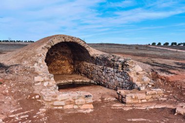 Campo de Criptana 'daki eski taş mahzeni Castilla La Mancha İspanya Mavi Gök ve Bulutlar Kırsal Arazi ve İspanyol Mimarisi.
