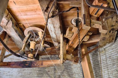 Hollanda 'nın tarihi yel değirmeni mekanizmasının iç manzarası. Hollanda' da tahta kirişler ve tuğla duvarlar. Bu resim çalışan bir yel değirmeninin geleneksel mühendisliğini ve mimarisini gösteriyor..