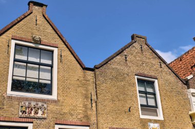 Den Briel Hollanda 'da mavi gökyüzünün altındaki tuğla cephelerde bu tarihi Hollanda şehrinin mimari ayrıntılarını ve güçlendirilmiş şehir manzarasını gözler önüne seriyor..