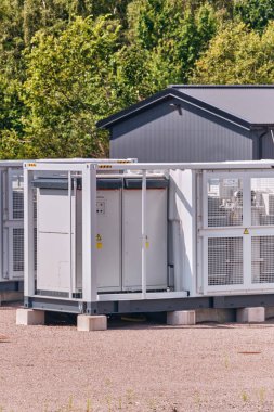 Landskrona, İsveç; 8 Ağustos 2025: İsveç 'te güneş büyümesi dönüştürücü ünitelerinin yakın plan şarj edilmesi.