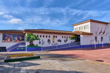 Campo de Criptana, İspanya - 8 Aralık 2025: Campo de Criptana köyü La Mancha İspanya 'nın Don Kişot yel değirmenleriyle ünlü bir okul binasının dış görünüşü