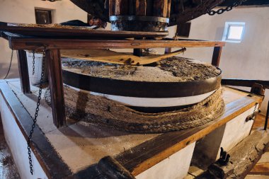 Bu resim, Campo de Criptana İspanya 'daki La Mancha yel değirmeni müzesinin içini gösteriyor. İçinde taş öğütücü tekerlek ve ahşap yapı bulunuyor. Avrupa' nın tarihi mirası ve turizmini resmetmek için kullanılabilir..