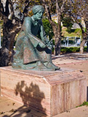 Benalmadena, İspanya - 24 Aralık 2025: Mağripli bir doktor ve botanikçi olan İbn el Baytar 'ın bronz heykeli Benalmadena Costa del Sol İspanya' daki bir halk parkında taştan bir heykel üzerinde yer almaktadır..