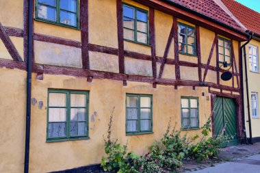 İsveç 'teki Landskrona Kalesi' nin mimarisini gösteren yeşil pencereli ve kapılı geleneksel yarı ahşap bir ev, tarihi tasarım ve konut cazibesinin bir karışımı olarak bir seyahat beldesi haline getiriliyor..