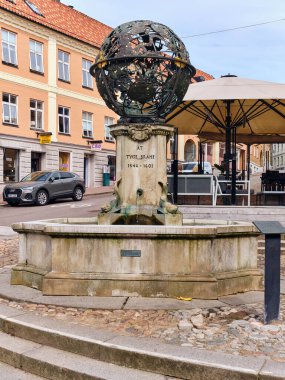 Helsingborg, İsveç 12 Ağustos 2025, Tycho Brahe fıskiyesinde bronz bir gök küre ve armiller küre ayrıntıları yer alıyor. Helsingborg, İsveç 'te bir şehir meydanında yer alıyor.