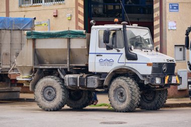 Sevilla, İspanya - 2 Mart 2026: Tarım Unimog Aracı Tarım ve Kırsal Gelişim Projeleri Endüstriyel Malzemeleri El Cuervo de Sevilla, Andalucia, İspanya