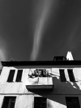 Modern minimalist tavan lambası geometrik tasarımla modern iç mekanlarda dramatik gölge desenleri yaratıyor. Yüksek kalite fotoğraf