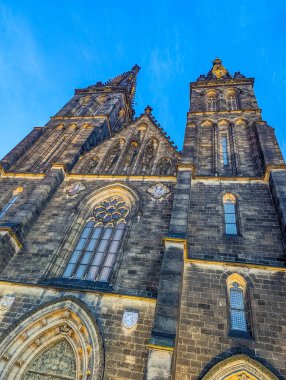 Prag, Çek Cumhuriyeti, 1 Mayıs 2025. Prag Cumhuriyeti 'nde mavi gökyüzüne karşı ikiz kuleleri ve taş cepheleri olan Aziz Vitus Katedrali Gotik mimarisi. Yüksek kalite fotoğraf.