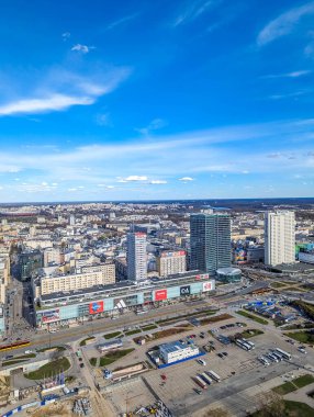 Varşova, Polonya, Mayıs 01, 2025. Polonya başkentinde modern binalar ve kentsel gelişim ile Varşova şehrinin panoramik manzarası yükselişte. Yüksek kalite fotoğraf.