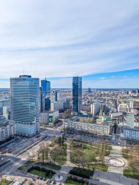 Varşova, Polonya, Mayıs 01, 2025. Polonya başkentinin modern cam gökdelenleri ve kentsel altyapısının yer aldığı Varşova iş merkezi hava manzarası. Yüksek kalite fotoğraf.