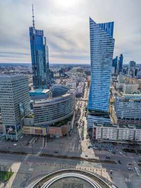 Varşova, Polonya, Mayıs 01, 2025. Polonya 'da belirgin mavi cam gökdelen ve dairesel mimari element hava perspektifi içeren Varşova silueti. Yüksek kalite fotoğraf.