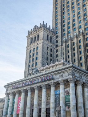 Varşova, Polonya, Mayıs 01, 2025. Varşova Polonya 'nın mimari dönüm noktasında klasik sütunları olan kültür ve bilim Stalinist Kulesi. Yüksek kalite fotoğraf.