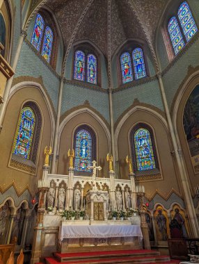 Budapeşte, Macaristan, 1 Mayıs 2025. Macaristan 'ın Budapeşte katedralindeki Roma kemerli sunakları ve renkli vitraylı pencereleri olan kilise mabedi. Yüksek kalite fotoğraf.