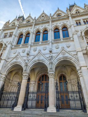 Budapeşte, Macaristan, 1 Mayıs 2025. Budapeşte parlamentosu cephesinde gotik sivri kemerli heykeller, heykel ayrıntıları ve Macaristan 'da süslü taş işçiliği yer alıyor. Yüksek kalite fotoğraf.