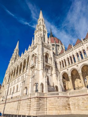 Budapeşte, Macaristan, 1 Mayıs 2025. Macaristan parlamento binası, Budapeşte Macaristan 'da Tuna neo-gotik cephesini süslüyor. Yüksek kalite fotoğraf.