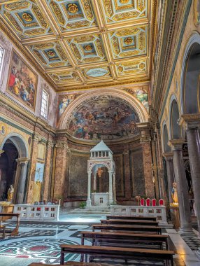 Roma, İtalya, Mayıs 01, 2025. Roma, İtalya 'da özenle hazırlanmış altın sunak, dekore edilmiş tavan freskleri ve mimari ayrıntılarıyla muhteşem bir barok kilisesi. Yüksek kalite fotoğraf.