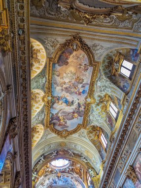 Roma, İtalya, Mayıs 01, 2025. Roma, İtalya 'da altın freskler, boyanmış mahzenler ve dekoratif mimari detaylarla süslü barok kilise sahanlığı tavanı. Yüksek kalite fotoğraf.