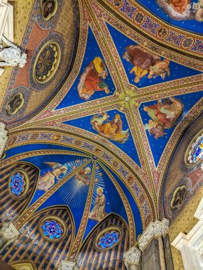 Roma, İtalya, Mayıs 01, 2025. Gotik kilisenin tavan süslemesi mavi arka plan, altın yıldızlar ve Roma, İtalya 'da dekoratif ortaçağ desenleri. Yüksek kalite fotoğraf.