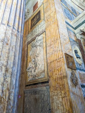 Roma, İtalya, Mayıs 01, 2025. Roma 'daki Pantheon tapınağı içinde Corinthian sütunları ve dekoratif mimari detaylar, Roma' nın klasik mermer sütunları altın başkentler ve antik iç tasarım elementlerini gösteriyor. Yüksek kalite fotoğraf