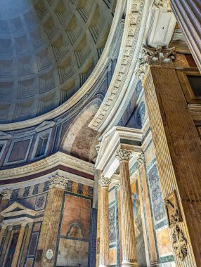 Roma, İtalya, Mayıs 01, 2025. Roma 'daki Pantheon' un içinde gösterişli sermaye ve mimariye sahip Majestic Corinthian sütunu İtalya 'da antik Roma mimari işçiliği klasik tasarım ve mermer yapı ayrıntılarını sergiliyor. Yüksek kalite fotoğraf