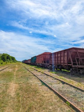Zhytomyr, Ukrayna, Mayıs 01, 2025. Demiryolu rayları, Zhytomyr Ukrayna 'da demiryolu altyapısı ve kargo taşıma sisteminin kaybolan nokta bileşimini gösteren bir perspektife sahip. Yüksek kalite fotoğraf