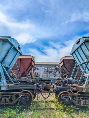 Demiryolu bağlantı mekanizması ve Zhytomyr Ukrayna 'daki yük vagonu bağlantısı demiryolu teknik ekipmanı ve kargo treni bağlantı sistemini yakından gösteriyor. Yüksek kalite fotoğraf