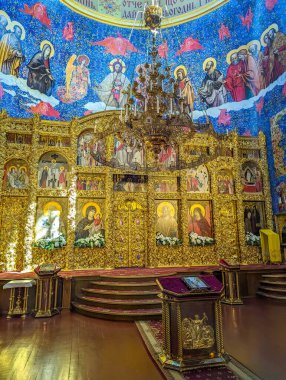 Zhytomyr, Ukrayna, Mayıs 01, 2025. Kutsal sanat ve dini mimari ihtişamı gösteren Zhytomyr Ukrayna 'daki Ortodoks Kilisesi' nde dini simgeler ve barok sunaklarıyla muhteşem bir ikonostaz. Yüksek kalite fotoğraf