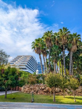 Antalya Türkiye 'de Washingtonia palmiye ağaçları, modern otel ve Akdeniz manzaralı tropik manzara tatil bölgesi ve yaz tatili atmosferini gösteriyor. Yüksek kalite fotoğraf