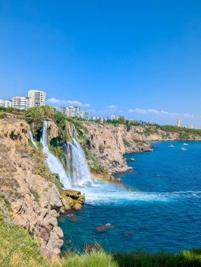 Yüksek kayalıklardan Antalya Türkiye yakınlarındaki Turkuaz Akdeniz 'e doğru çağlayan Duden Şelaleleri doğal bir manzara yaratıyor. Yüksek kalite fotoğraf
