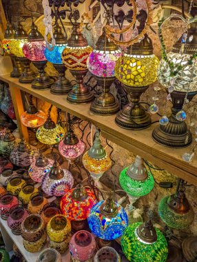 Geleneksel Türk mozaik lambaları ve seramik hediyelik eşyalar, Antalya Türkiye pazarında dekoratif sergilenen Akdeniz el sanatları sergisinde düzenlendi. Yüksek kalite fotoğraf