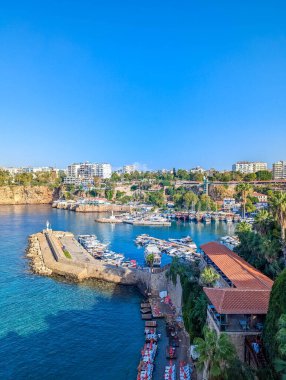Antalya, Türkiye, 1 Mayıs 2025. Antalya yat limanının panoramik manzarası sayısız yat teknesi ve parlak mavi Akdeniz gökyüzü Türkiye 'nin altında tarihi liman mimarisi. Yüksek kalite fotoğraf