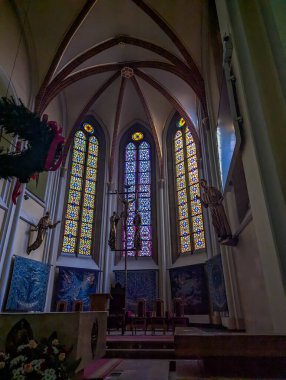 Katowice, Polonya, Mayıs 01, 2025. Katedral iç mimarisi, katolik Polonya 'da yüksek kubbeli tavanlı ve güzel vitray pencereli etkileyici Gotik mimariyi sergiliyor. Yüksek kalite fotoğraf