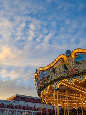 Gdansk, Polonya, Mayıs 01, 2025. Aydınlatılmış altın atlı karınca turları Gdansk Polonya 'da akşam alacakaranlığı sırasında Noel pazarında şenlikli bir atmosfer yaratıyor. Yüksek kalite fotoğraf