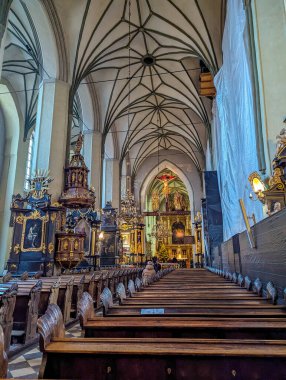 Gdansk, Polonya, Mayıs 01, 2025. Tırtıklı atlama sütunları ve altın barok sunağı ile Gotik katedral sahanlığı Gdansk Polonya 'da etkileyici bir kutsal alan yaratıyor. Yüksek kalite fotoğraf