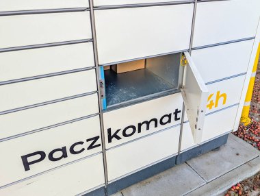 Krakow, Polonya, 20 Ekim 2025, Krakow Polonya 'da paket teslimatı için Paczkomat markalı otomatik paket dolap makinesi. Yüksek kalite fotoğraf