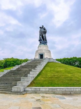 Treptower Park Berlin 'de taş heykeli üzerinde bronz asker heykeli bulunan Sovyet Savaş Anıtı. Yüksek kalite fotoğraf