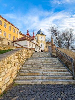 Zatec Çek Cumhuriyeti 'nde kulesi olan tarihi sarı binaya çıkan taş merdiven. Yüksek kalite fotoğraf