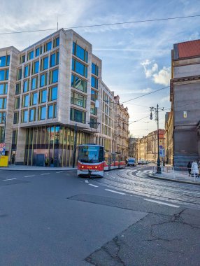 Prag, Çek Cumhuriyeti, 20 Ekim 2025, Prag Çek Cumhuriyeti kentsel bölgesinde sokak trafiği olan modern cam ofis kompleksi. Yüksek kalite fotoğraf