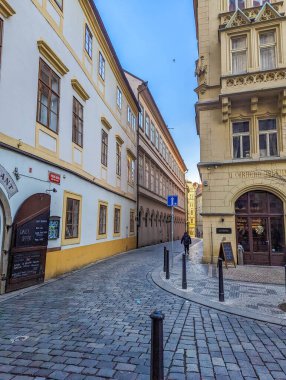 Prag, Çek Cumhuriyeti, 1 Mayıs 2025. Prag Çek Cumhuriyeti 'nin eski semtinde renkli tarihi binaları olan dar bir kaldırım taşı caddesi. Yüksek kalite fotoğraf
