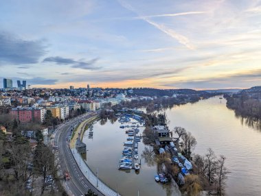 Kış akşamı alacakaranlıkta Vltava nehri ile Prag marina bölgesinin hava panoramik manzarası. Yüksek kalite fotoğraf