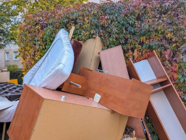 Varşova Polonya 'nın yerleşim bölgesindeki sokakta çöp ve plastik poşetlerle dolu karton kutular. Yüksek kalite fotoğraf