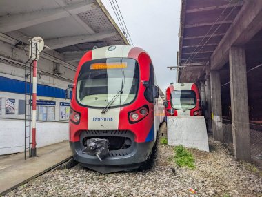 Varşova, Polonya, 20 Ekim 2025. Kırmızı beyaz ve mavi Warszawska Kolej Dojazdowa yolcu treni Varşova Polonya kentsel tren peronunda durdu. Yüksek kalite fotoğraf