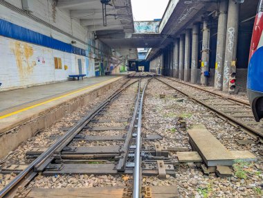 Varşova, Polonya, 20 Ekim 2025. Warszawska Kolej Dojazdowa WKD yeraltı istasyonu Varşova Polonya 'daki boş demiryolu rayları ve platform perspektifi. Yüksek kalite fotoğraf