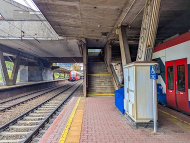 Varşova, Polonya, 20 Ekim 2025. Varşova Polonya yolcularıyla birlikte yeraltı platformunda kırmızı ve beyaz Warszawska Kolej Dojazdowa WKD treni. Yüksek kalite fotoğraf