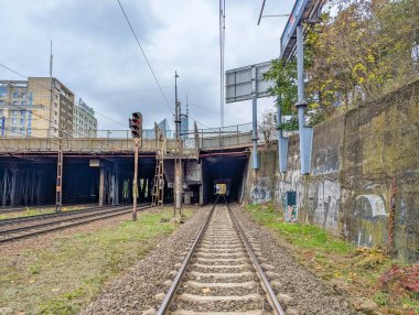 Varşova, Polonya, 20 Ekim 2025. Warszawska Kolej Dojazdowa WKD istasyonu Varşova Polonya 'da köprü ve sonbahar yapraklı demiryolu altyapısı. Yüksek kalite fotoğraf