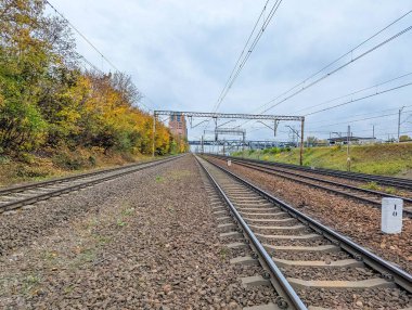 Varşova, Polonya, 20 Ekim 2025. Warszawska Kolej Dojazdowa WKD istasyonu Polonya 'da sonbahar manzarası boyunca uzanan raylar. Yüksek kalite fotoğraf