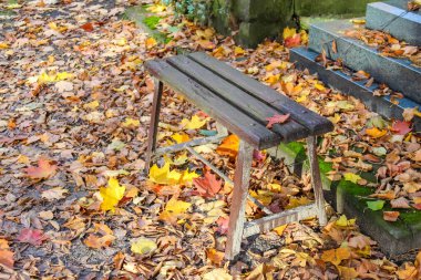 Sonbahar yaprakları ve Varşova 'daki tarihi Powazki Mezarlığı' ndaki anıt mumlarla süslenmiş metal mezar örtüleri. Yüksek kalite fotoğraf